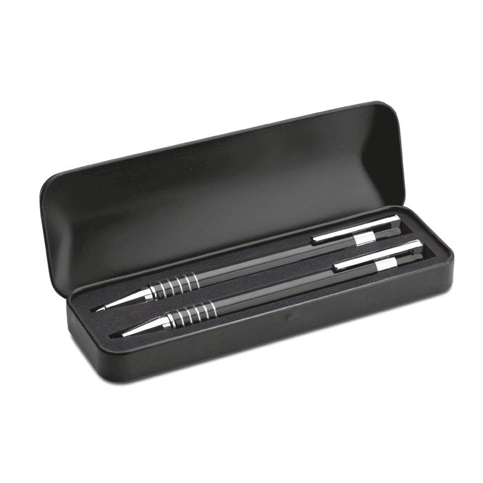 Set de bolígrafos de aluminio negro en estuche metálico, con detalles de plata, ideal para regalar.