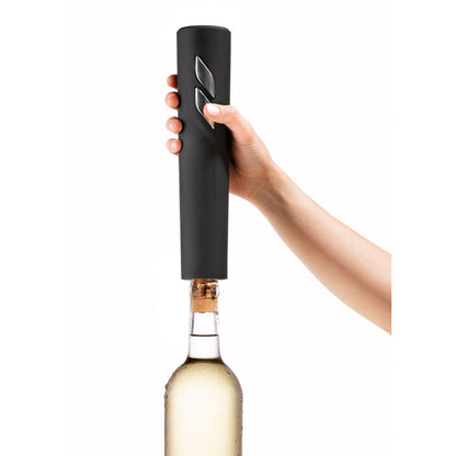 Sacacorchos eléctrico abriendo una botella de vino blanco
