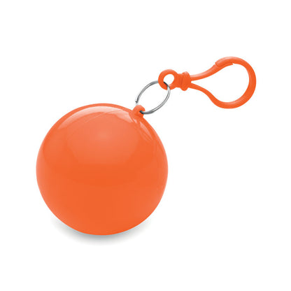 Bola naranja con chubasquero de plástico plegado en su interior