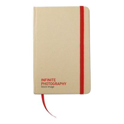 Libreta de cartón reciclado marrón con cierre goma roja y logotipo impreso
