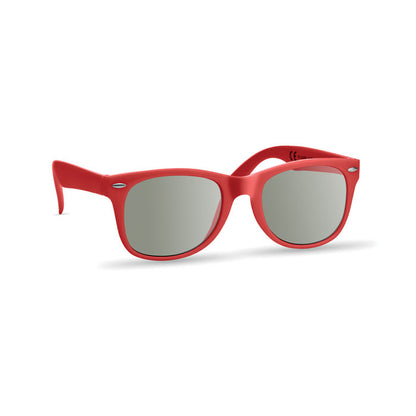 Vista lateral de gafas de sol clásicas rojas