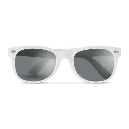 Vista frontal de gafas de sol clásicas blancas