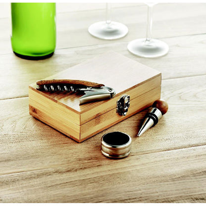 Abrebotellas, sacacorchos y collar para botella de vino en caja de madera sobre mesa 
