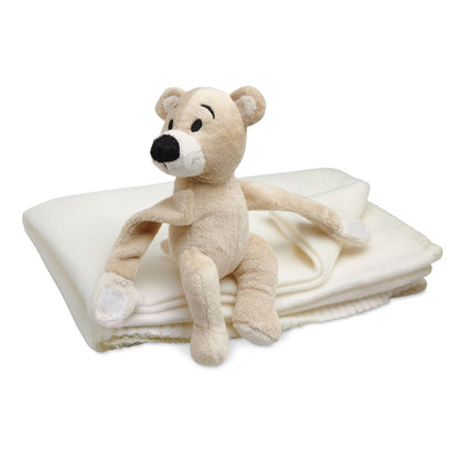 Peluche de osito sentado sobre manta roja polar