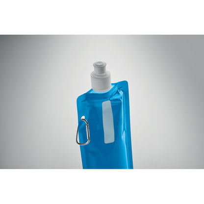 Botella azul de plástico plegable llena de agua