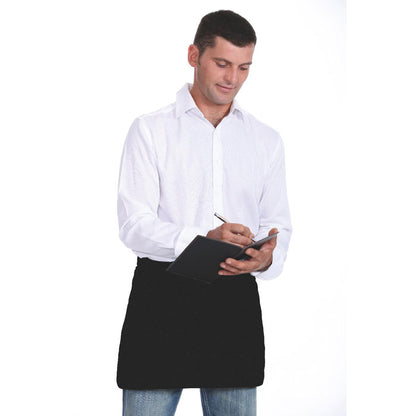 Hombre con camisa blanca y delantal negro de camarero