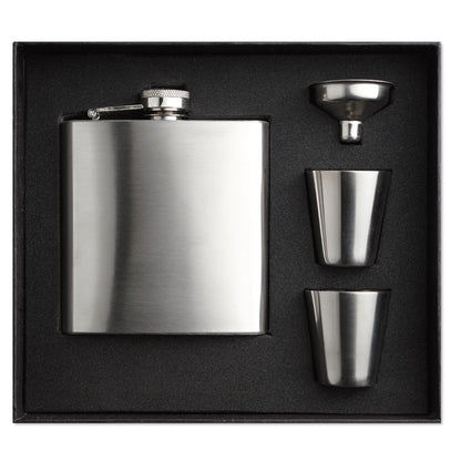 Vista superior de petaca, 2 vasos y embudo en caja