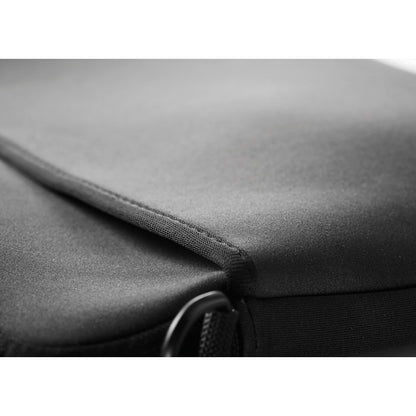 Detalle de costuras y compartiento exterior de maletín para portátil negro