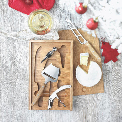 Set de queso con cuchillo y rallador sobre tabla de madera en mesa con decoración navideña
