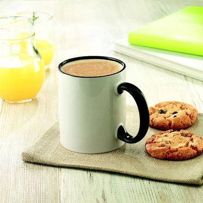 Taza de cerámica con asa negra con café con leche y galletas