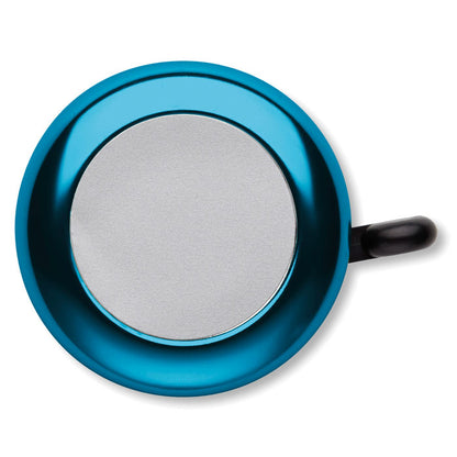 Timbre azul para manillar de bicicleta con diseño ergonómico y compacto.