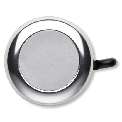 Timbre metálico de color plata con botón para emitir sonido.