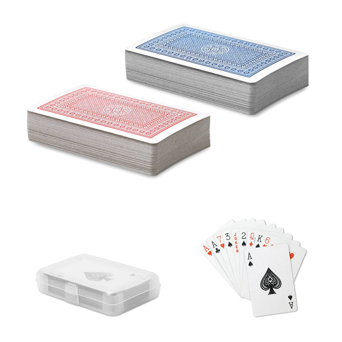 Mazo de cartas azul y rojo en caja transparente junto a cartas en mano, diseño clásico y elegante.