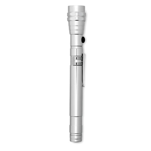 Linterna extensible en color plata, diseño delgado con clip en la base y luz LED en la parte superior.