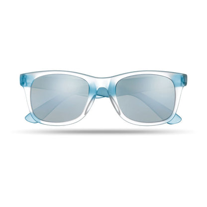 Vista lateral de gafas de sol transparentes azules