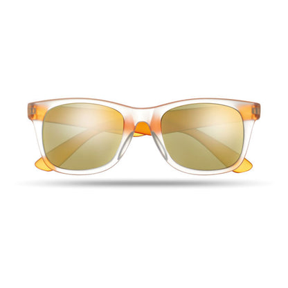 Vista lateral de gafas de sol transparentes naranjas