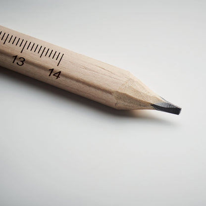 Detalle de punta de lápiz de carpintero de madera