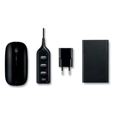 multipuertos usb, enchufe, raton y powerbanck negra