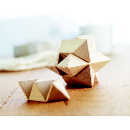 puzzle 3D de madera sobre mesa de madera