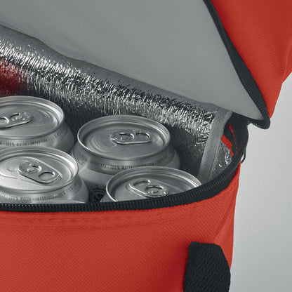 Vista detalle de latas dentro de nevera roja