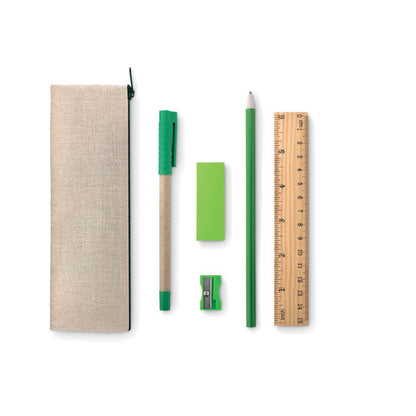 Estuche de algodón y yute, regla de madera, sacapuntas de plástico, goma de borrar, lápiz de papel y bolígrafo de plástico.