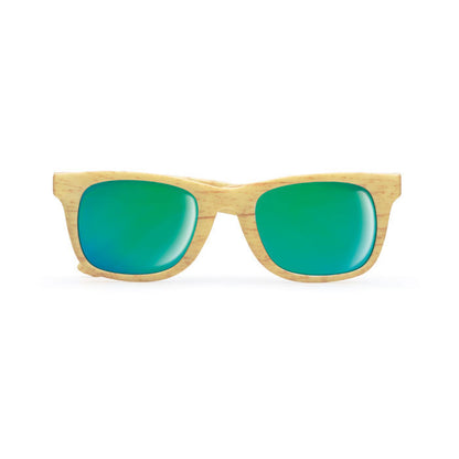 Vista lateral de gafas de efecto madera y lentes de espejo verdes
