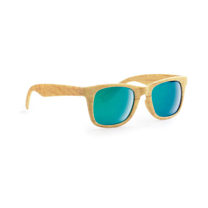 Vista lateral de gafas de efecto madera y lentes de espejo verdes