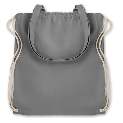 Mochila gris con cierre de cordones de color crudo y con asas largas adicionales