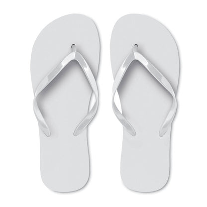 Vista frontal de chanclas de PE blancas con logo impreso