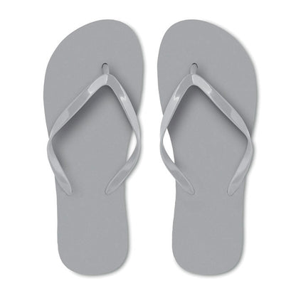 Vista frontal de chanclas de PE grises