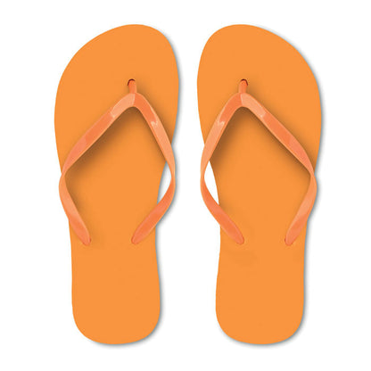 Vista frontal de chanclas de PE blancas con logo impreso