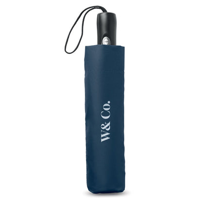 Paraguas gris plegable dentro de su funda