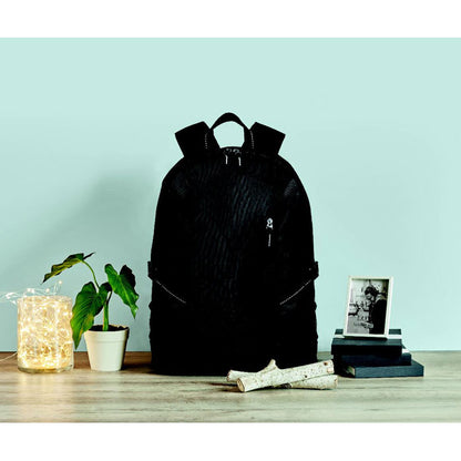 Mochila de negocios para portátil sobre mesa de madera