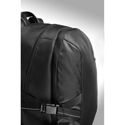  Detalle de cintas de ajuste con mosquetón en los laterales de la mochila negra