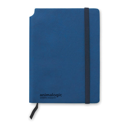 Vista frontal de libreta azul con cierre elástico con logo impreso
