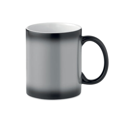 Mug  negra de cerámica cambiando de color a blanca por el líquido caliente del interior
