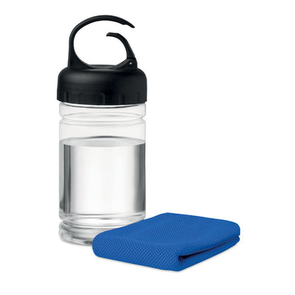 Botella de agua y toalla técnica azul para gimnasio