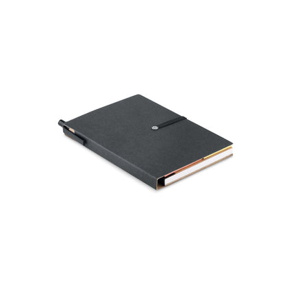 Cuaderno con notas adhesivas con tapas de cartón negro, cierre goma y bolígrafo