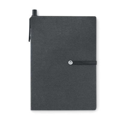 Vista frontal de cuaderno de cartón negro con cierre con goma negra y bolígrafo negro