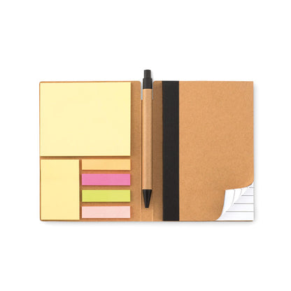 cuaderno con tapas de carton y detalles negros, bolígrafo de cartón reciclado con pulsador y punta negra y blocs de notas adhesivas grande y mediano de color amarillo y 4 marcadores de página de colores surtidos