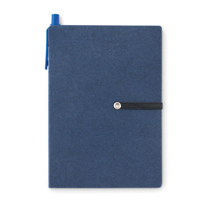 Vista frontal de cuaderno de cartón azul marino con cierre con goma negra y bolígrafo azul marino