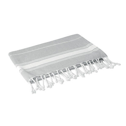 Toalla hamman de playa gris doblada con rayas blancas y flecos