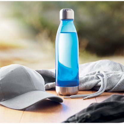 Botella azul de tritán con gorra sobre mesa de madera