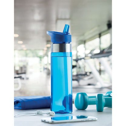 Botella deportiva azul con pesas en gimnasio