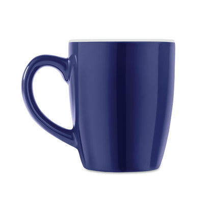Vista derecha de taza azul de cerámica con en interior de color blanco