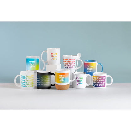 Varias tazas de cerámica blancas personalizadas con diseños coloridos y con cajas de presentación individual