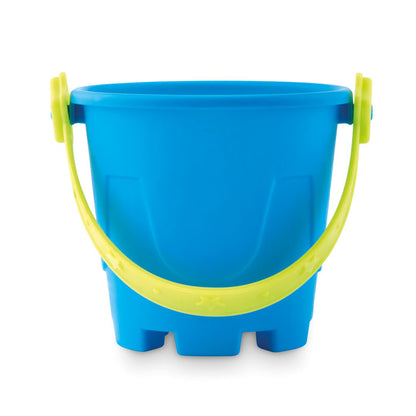 Cubo de playa de arena azul con asa verde