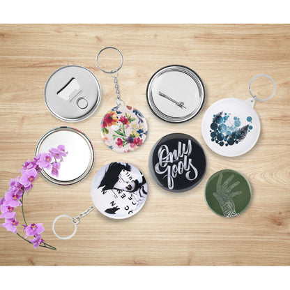 Conjunto de chapas redondas de distintos tamaños sobre madera