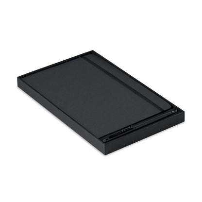 Boli negro sobre libreta negra con goma
