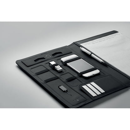 Vista interior de carpeta negra de lino con varios bolsillos y cargador inalámbrico 